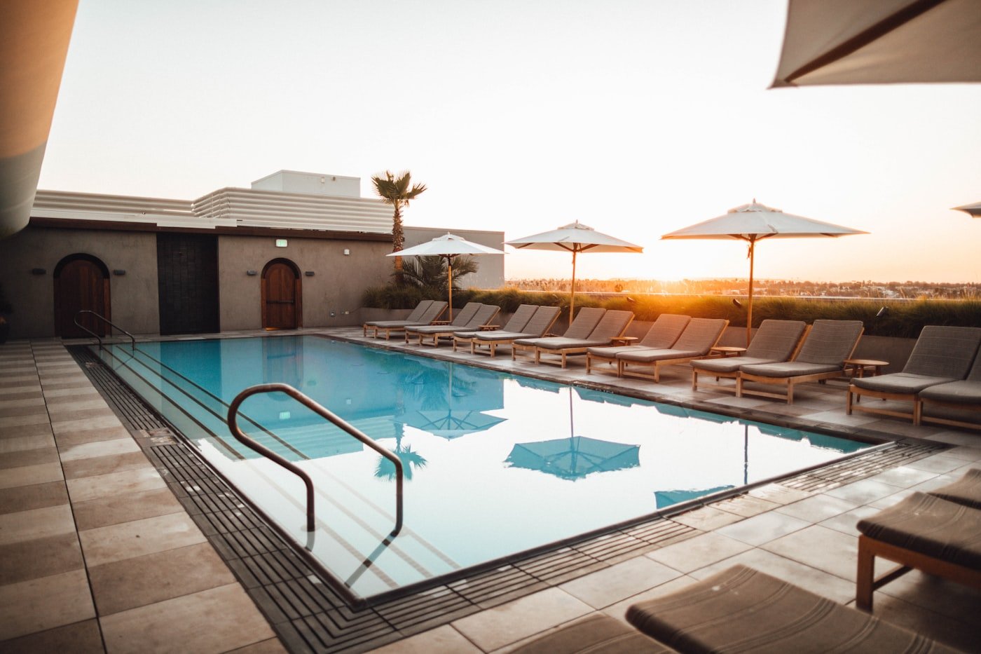 Piscina moderna construida por profesionales de PiscinasPro